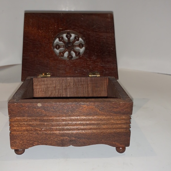 Vintage Hand Carved Footed Wooden Trinket Box - Picture 4 of 9